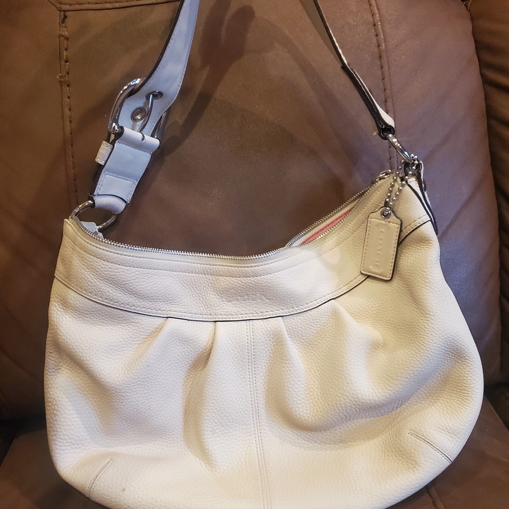Elegant Cream Leather Shoulder Bag